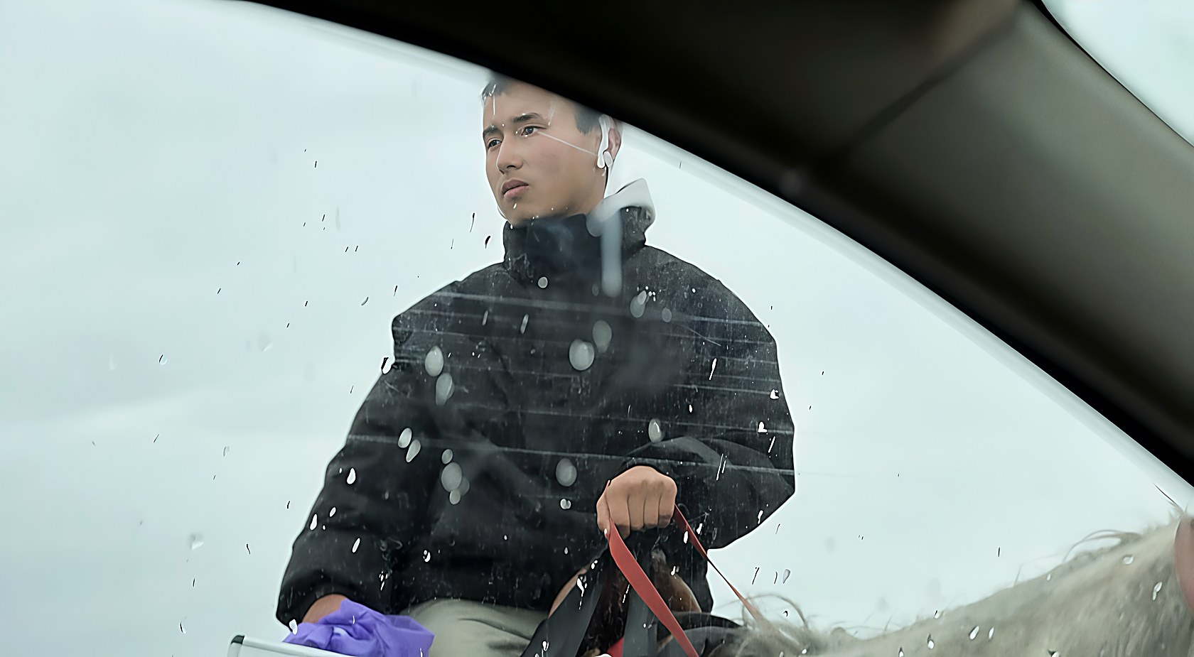 雨天里,骑在马背上的少年