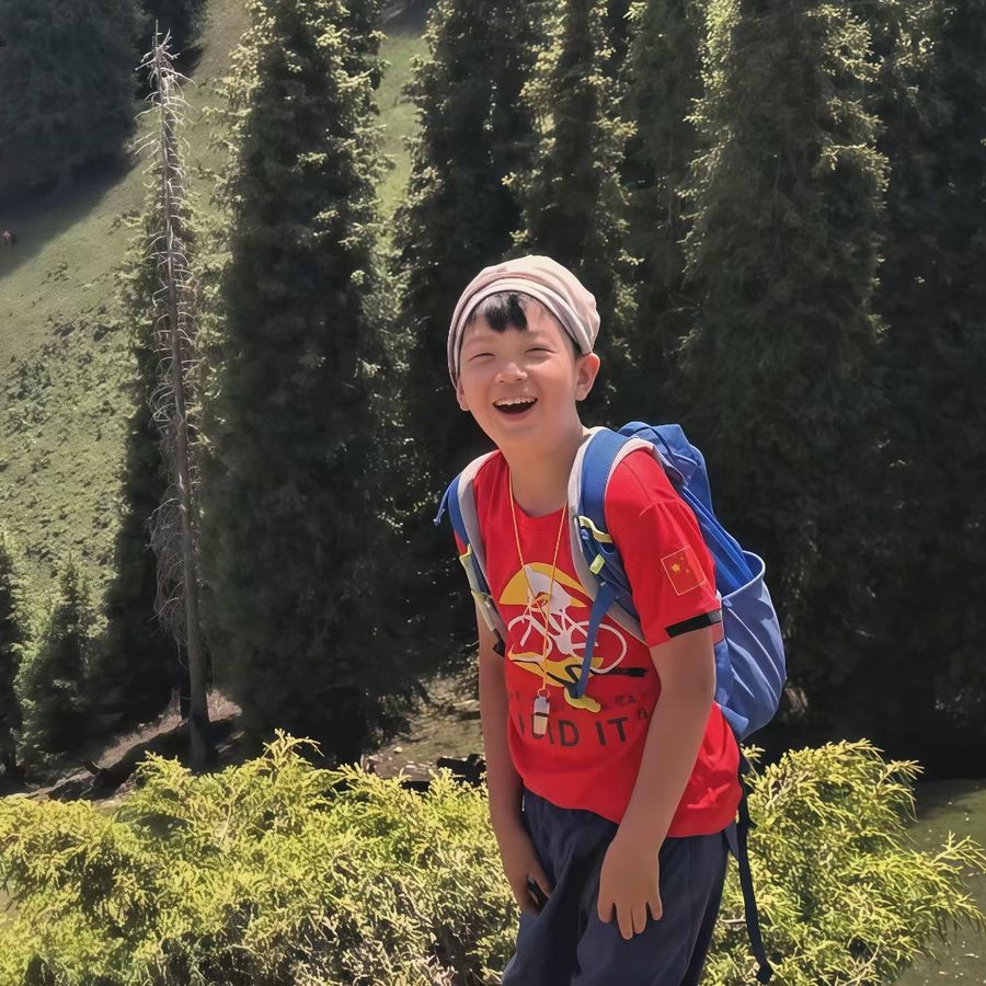 云杉坡上大笑的红衣男孩