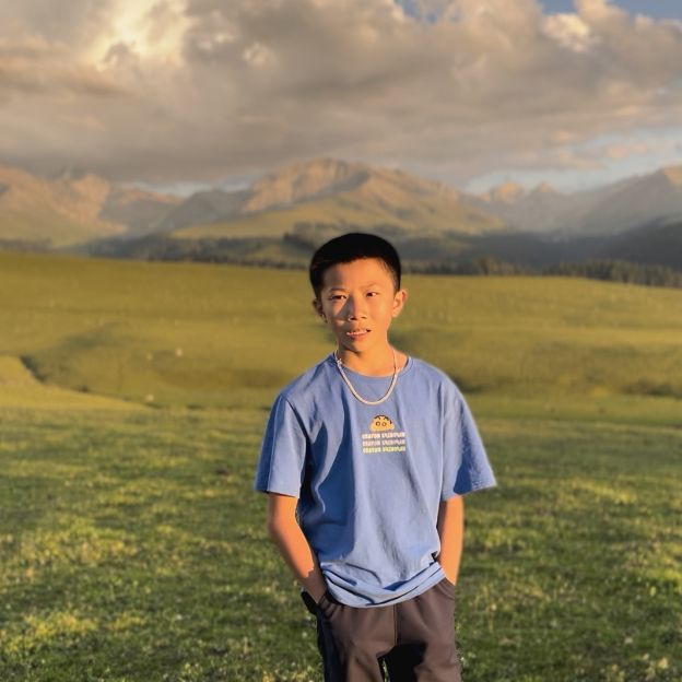 夕阳草原上的蓝衣少年