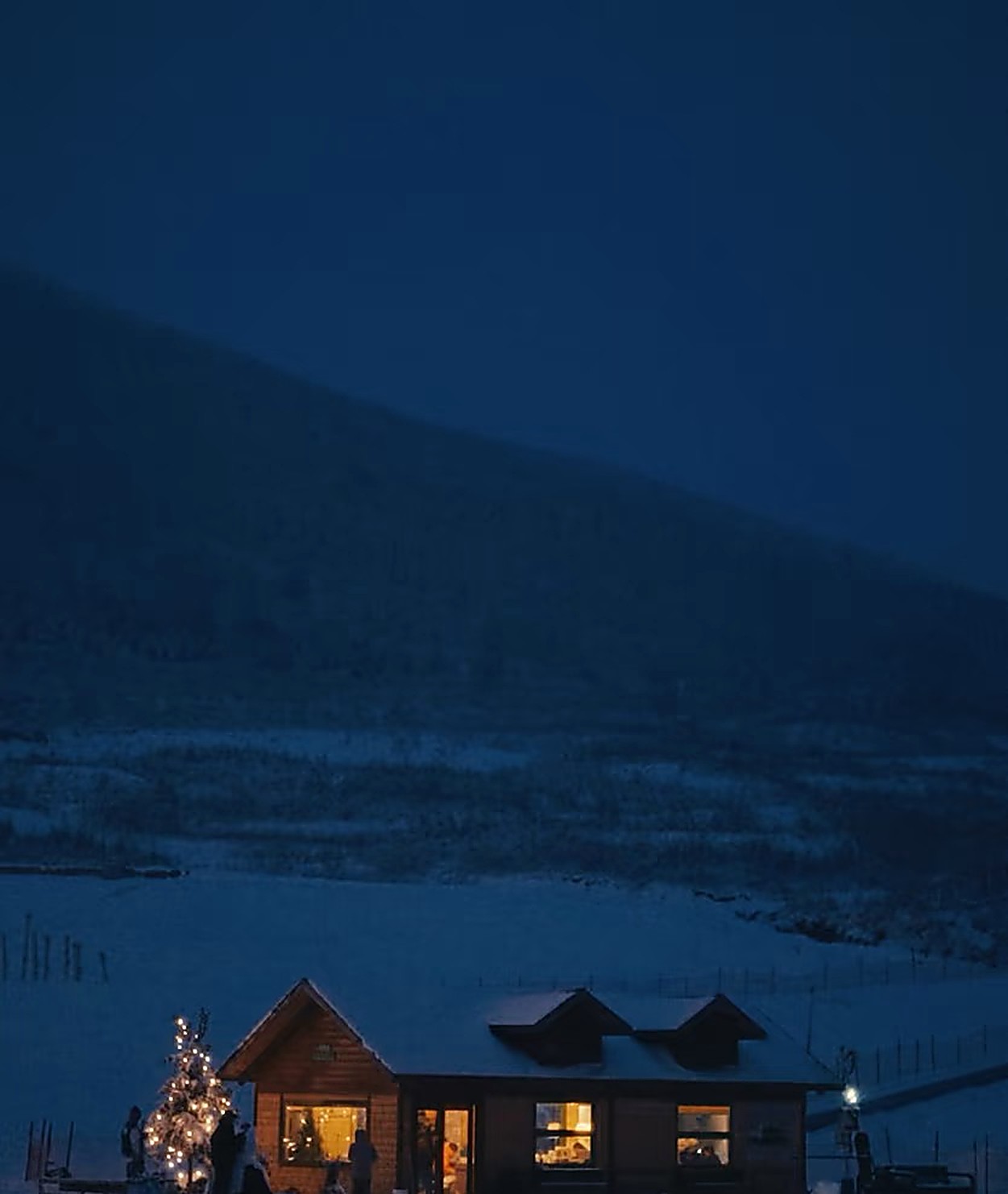 雪夜,亮着灯的木屋